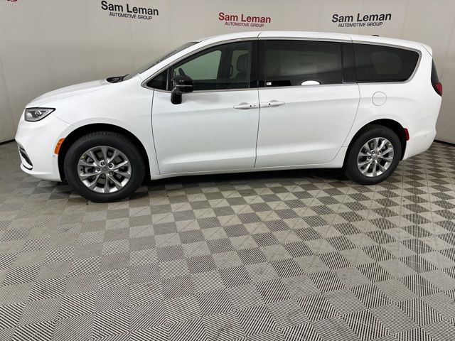 2025 Chrysler Pacifica photo 13