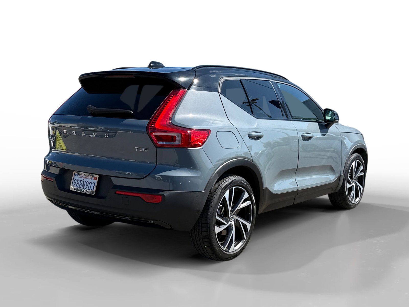 2022 Volvo XC40 R-Design photo 4