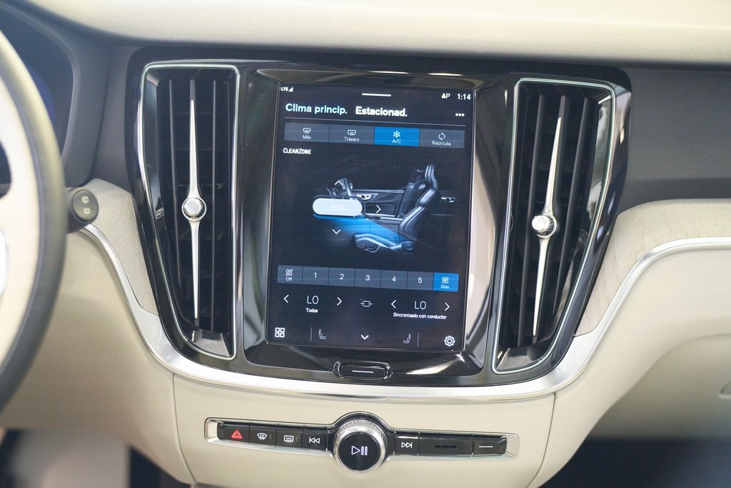 2025 VOLVO V60CC - Image 17