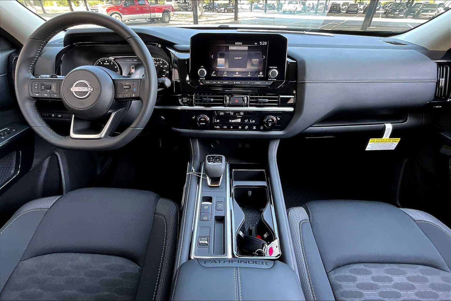 2025 Nissan Pathfinder SV photo 5