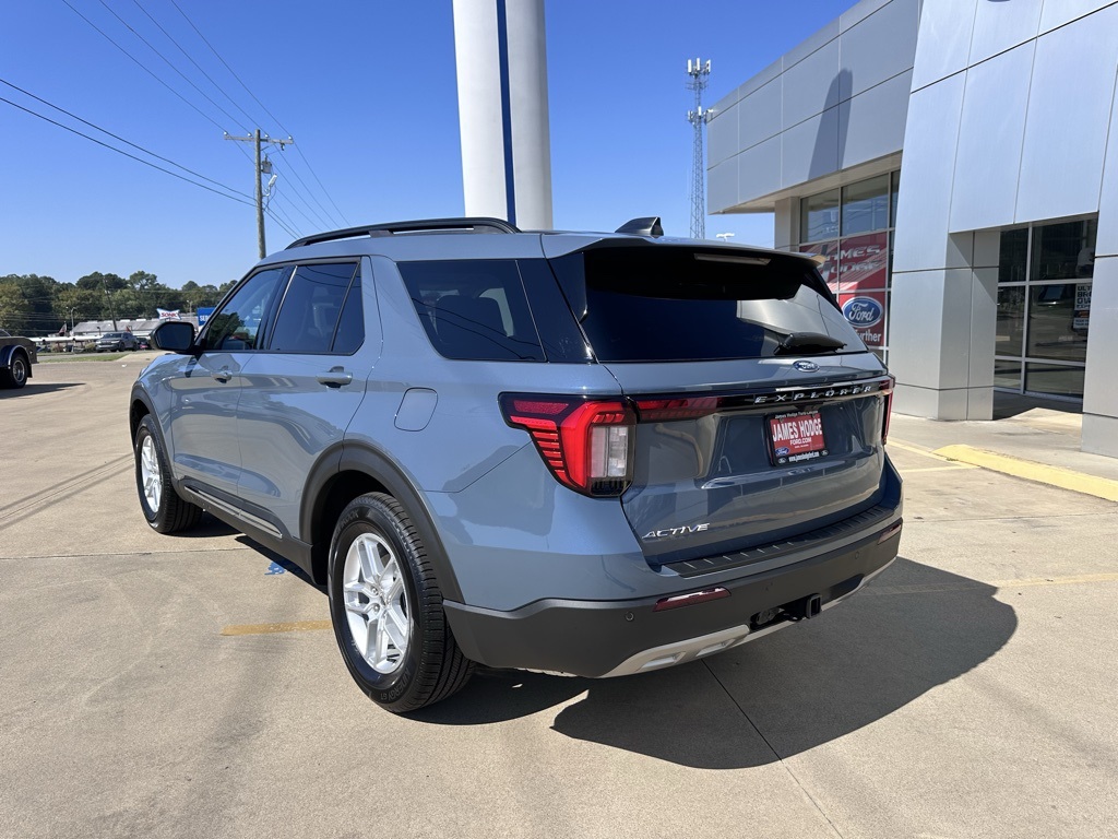 2025 Ford Explorer photo 2