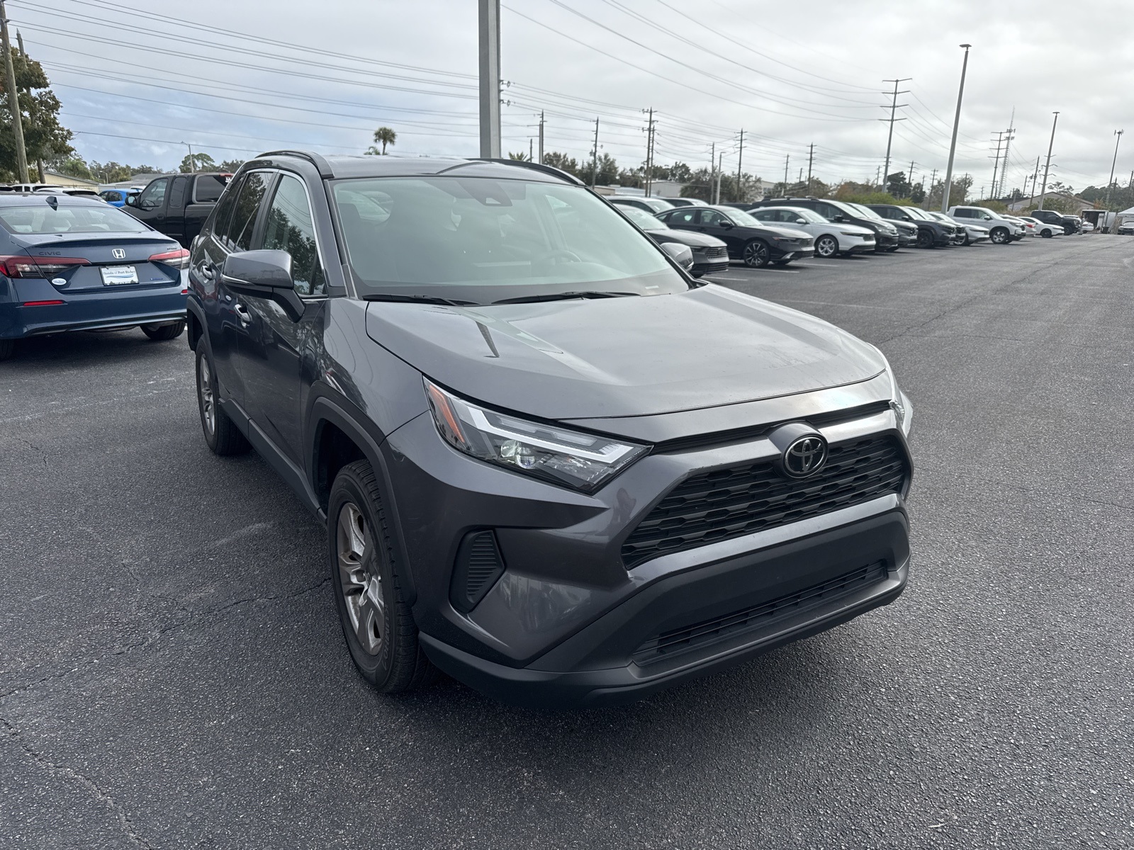2024 Toyota RAV4 XLE's photo