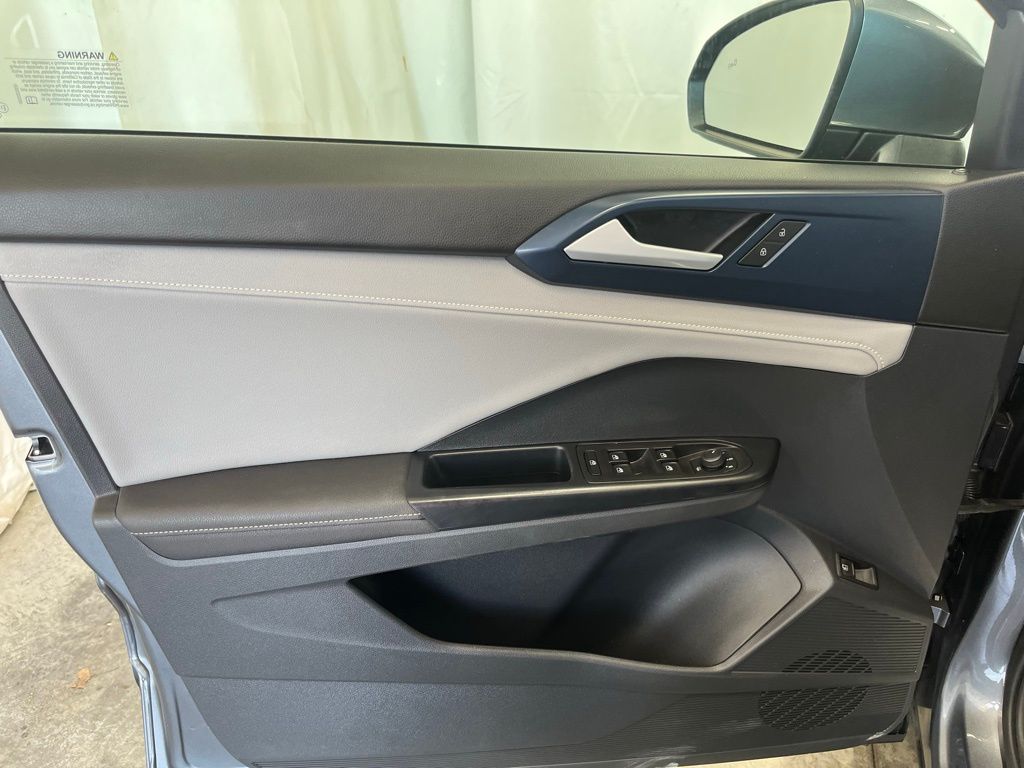 2024 Volkswagen Taos SE photo 9