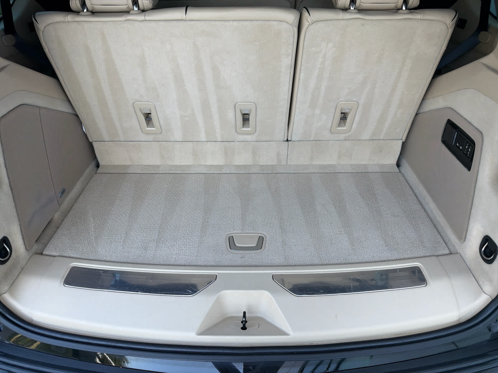 2021 Cadillac Escalade Premium Luxury photo 24