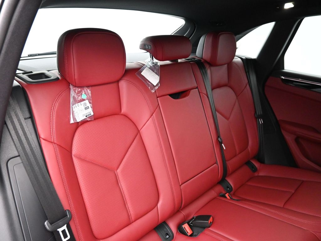 2026 Porsche Macan T photo 10