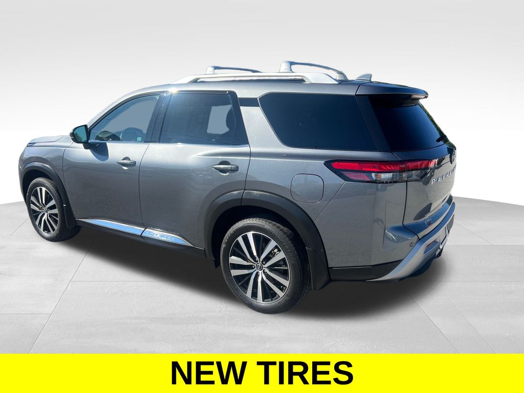 2024 Nissan Pathfinder Platinum photo 3