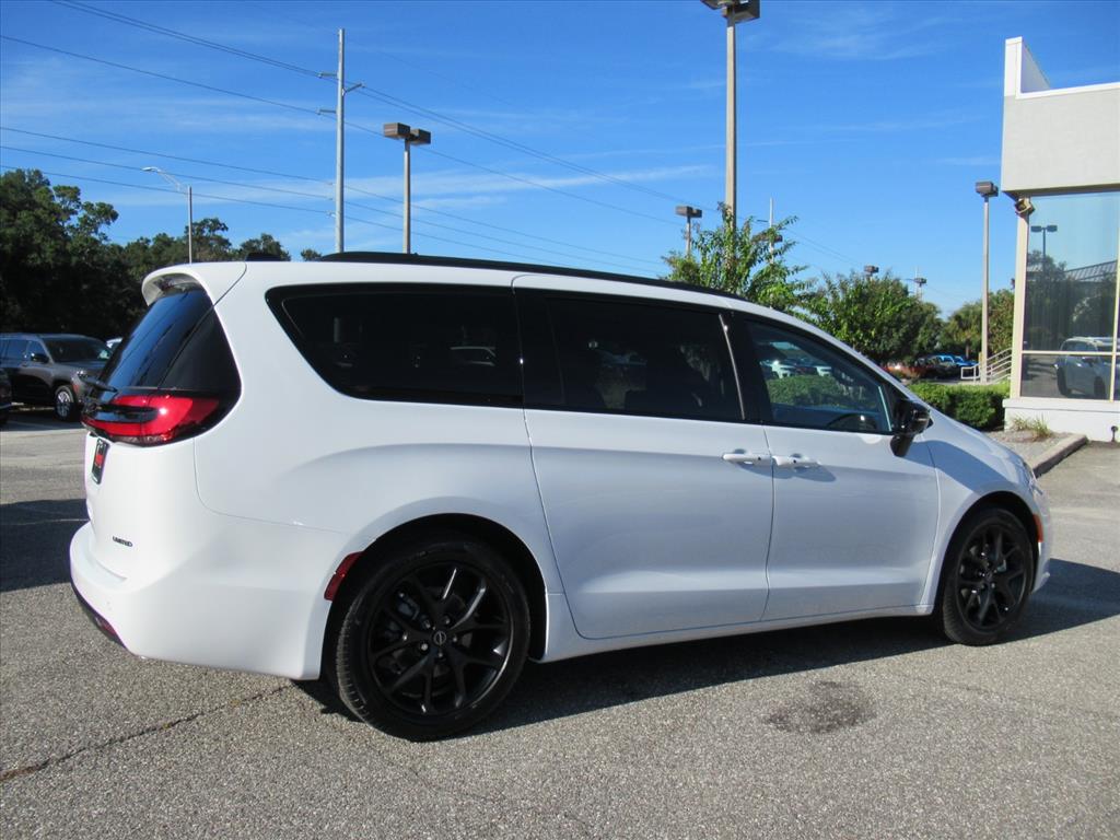 2026 Chrysler Pacifica Limited photo 6