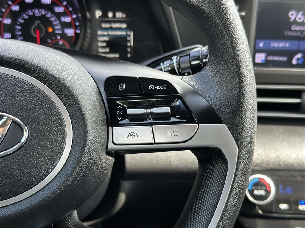 2022 Hyundai Elantra SEL photo 8