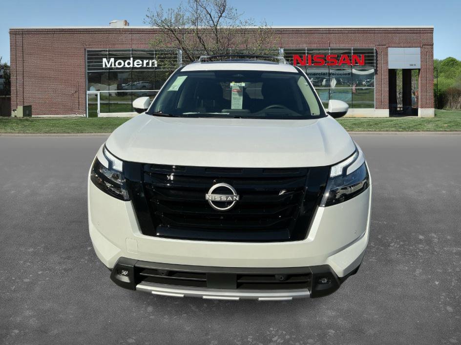 2025 Nissan Pathfinder Platinum photo 4