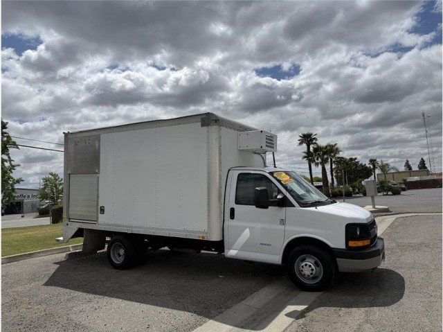 2015 Chevrolet Express Commercial Cutaway Cutaway Van 2D