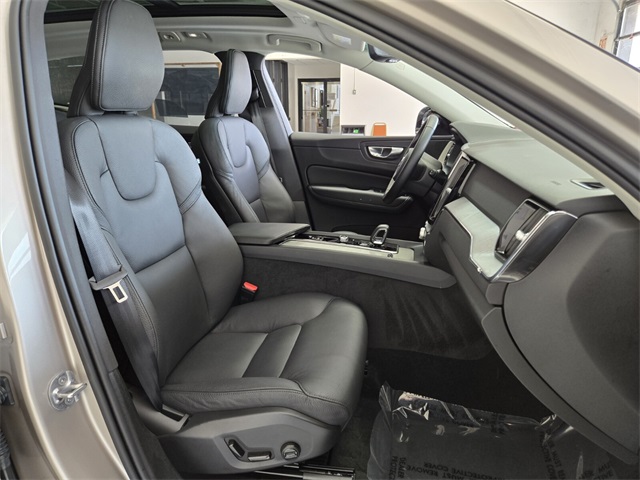 2025 Volvo XC60 B5 Plus photo 20