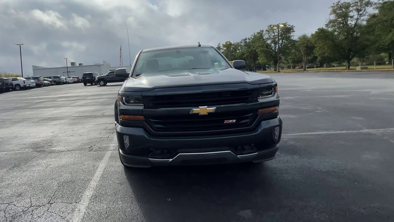 2018 Chevrolet Silverado 1500 LT photo 2