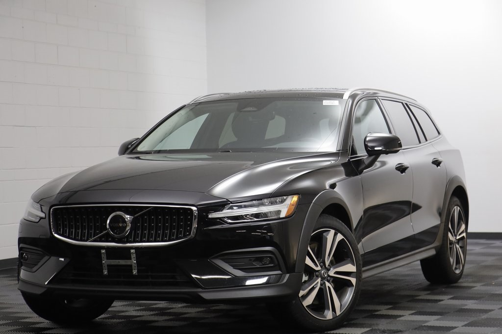 2025 Volvo V60 Cross Country Plus's photo