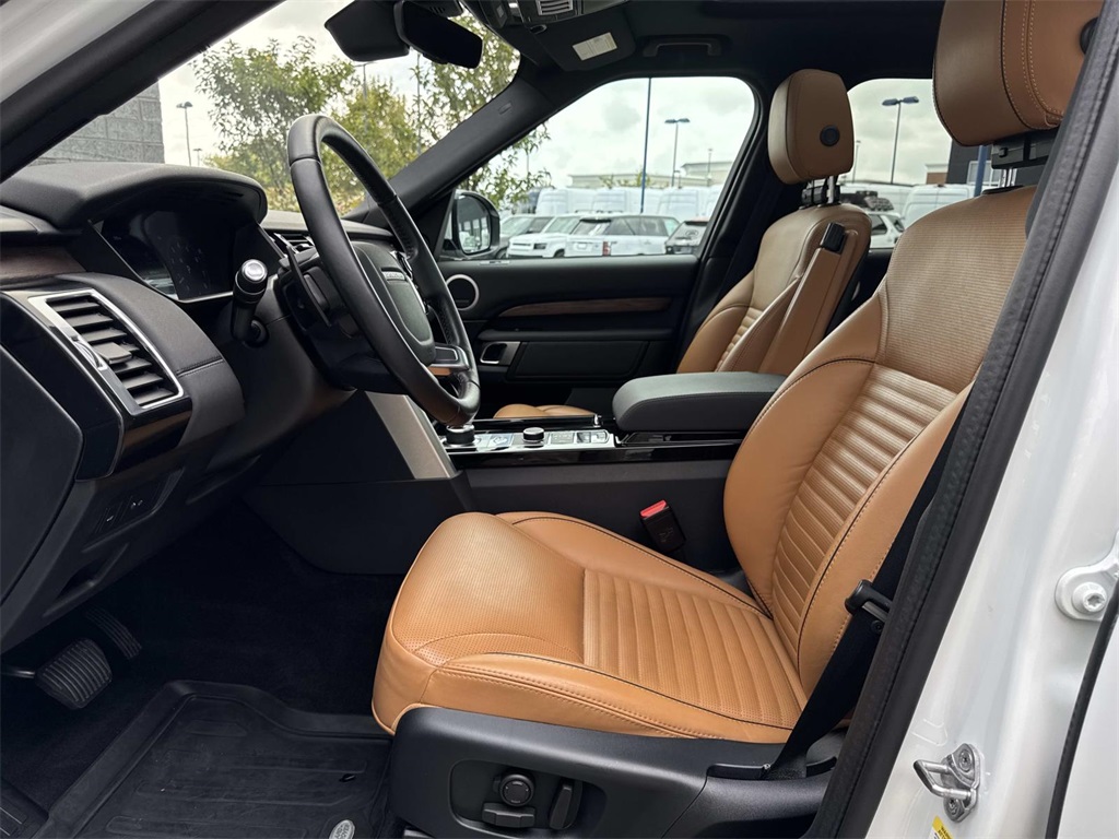 2020 Land Rover Discovery HSE photo 17