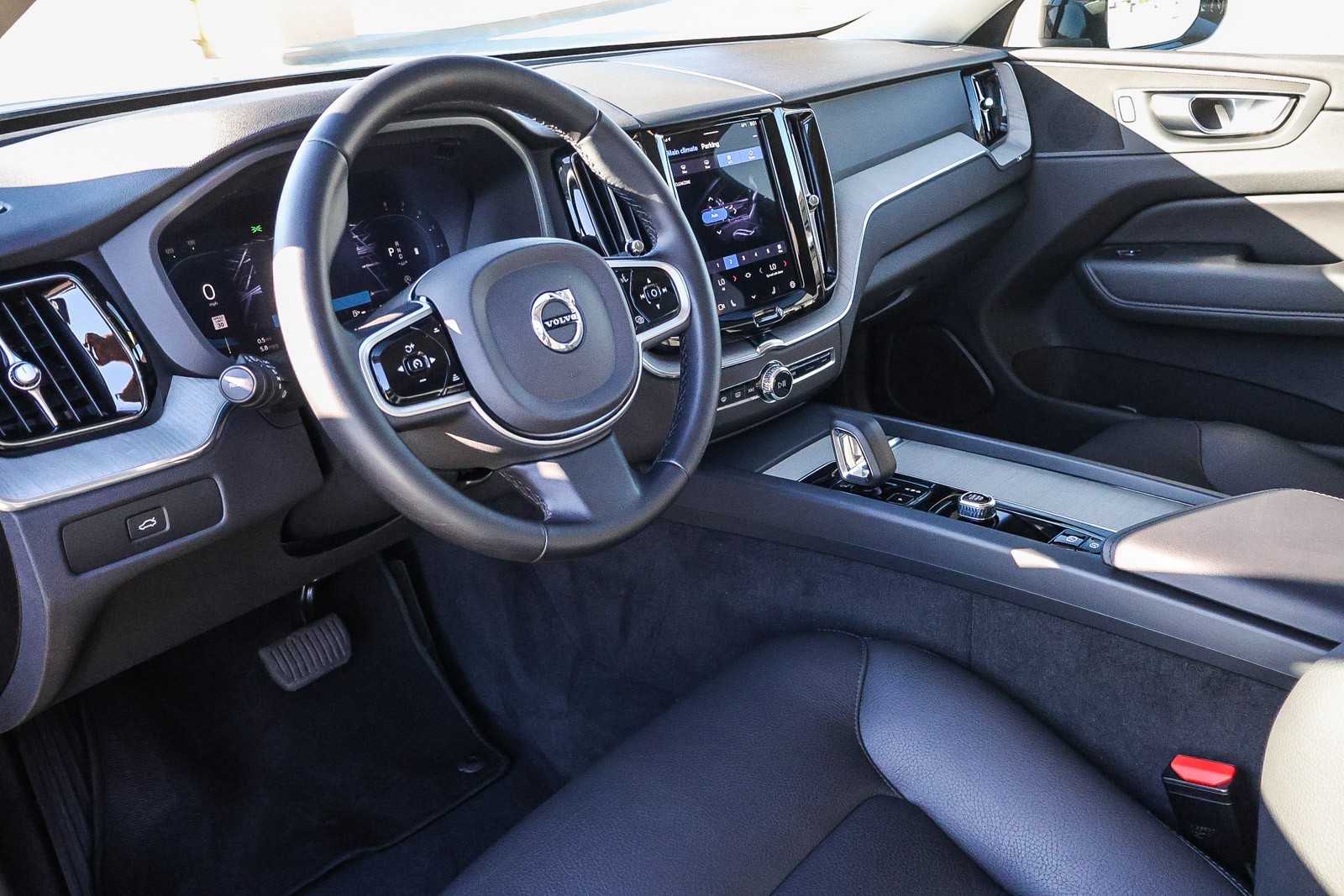 2025 Volvo XC60 B5 Plus photo 16