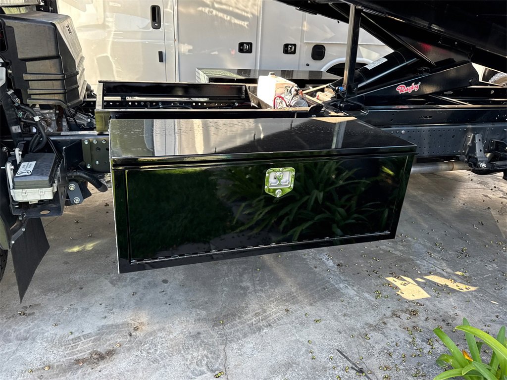 2025 Chevrolet Silverado 4500HD Base photo 4