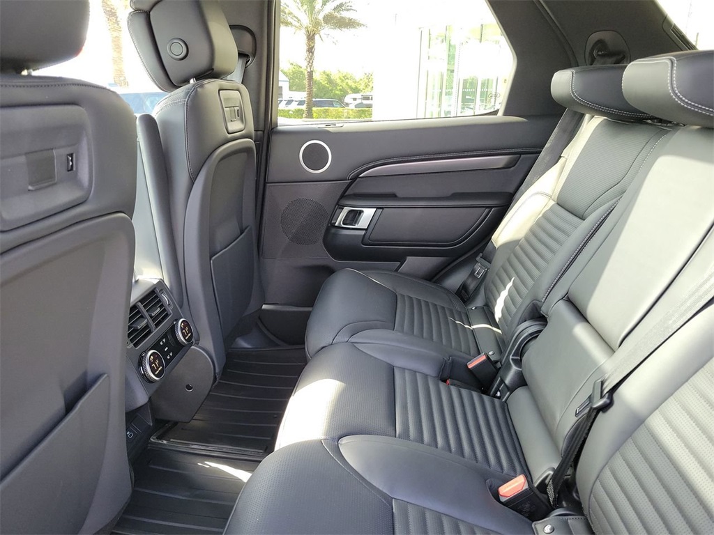 2025 Land Rover Discovery Metropolitan Edition photo 13