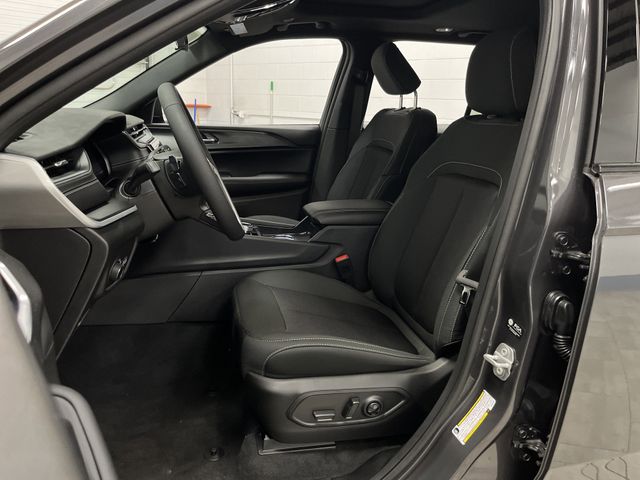 2025 Jeep Grand Cherokee Laredo X photo 3