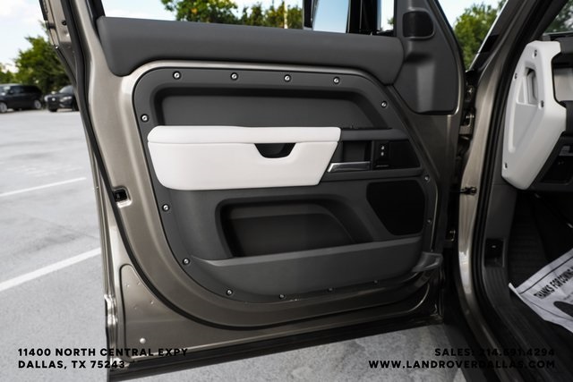 2025 Land Rover Defender 110 S photo 42