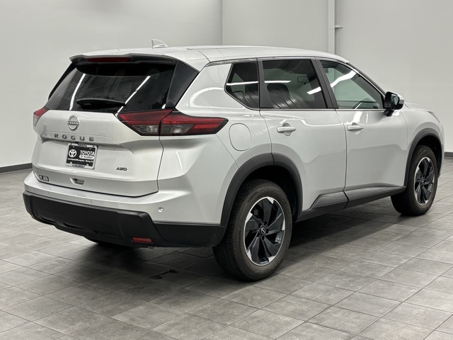 2025 Nissan Rogue SV photo 2