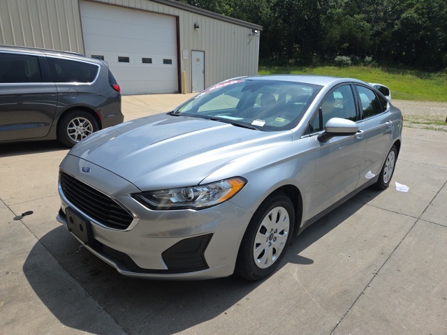 2020 Ford Fusion S photo 3
