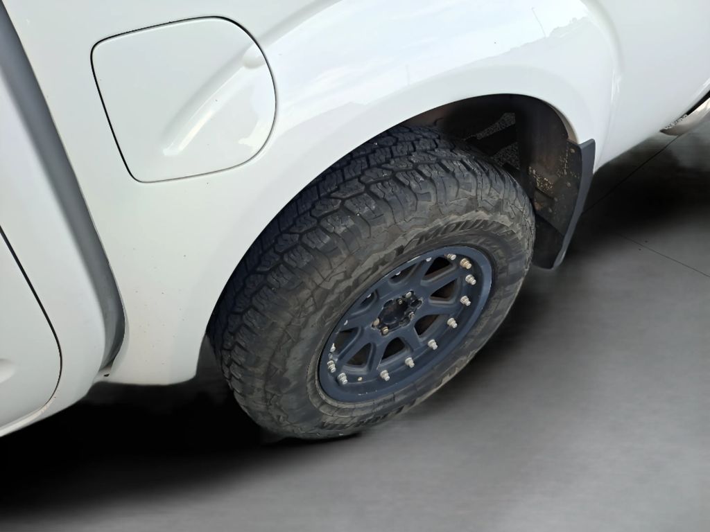 2009 Nissan Frontier SE photo 10