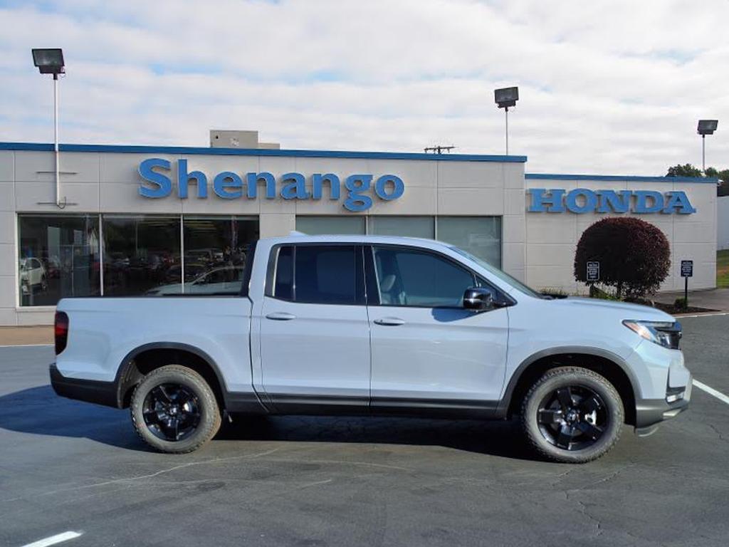2025 Honda Ridgeline Black Edition photo 2