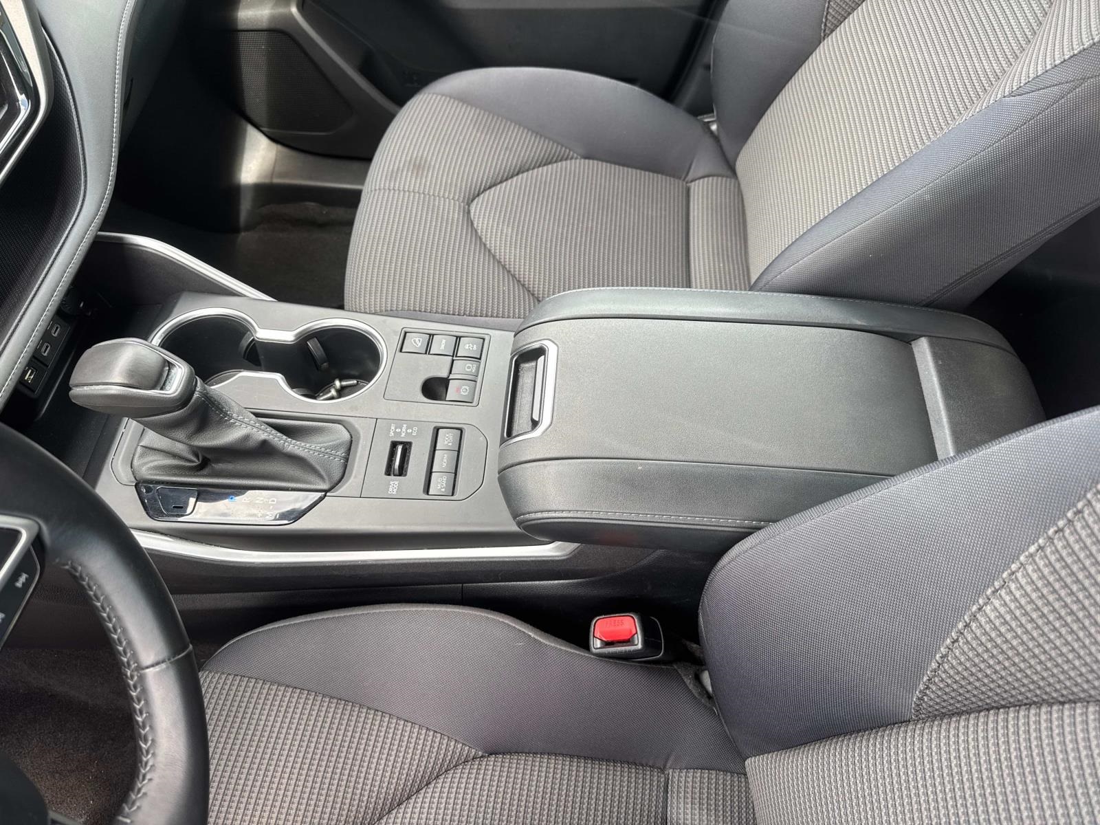 2024 Toyota Highlander LE photo 24