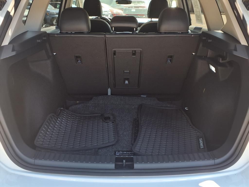 2025 Volkswagen Taos SE photo 4