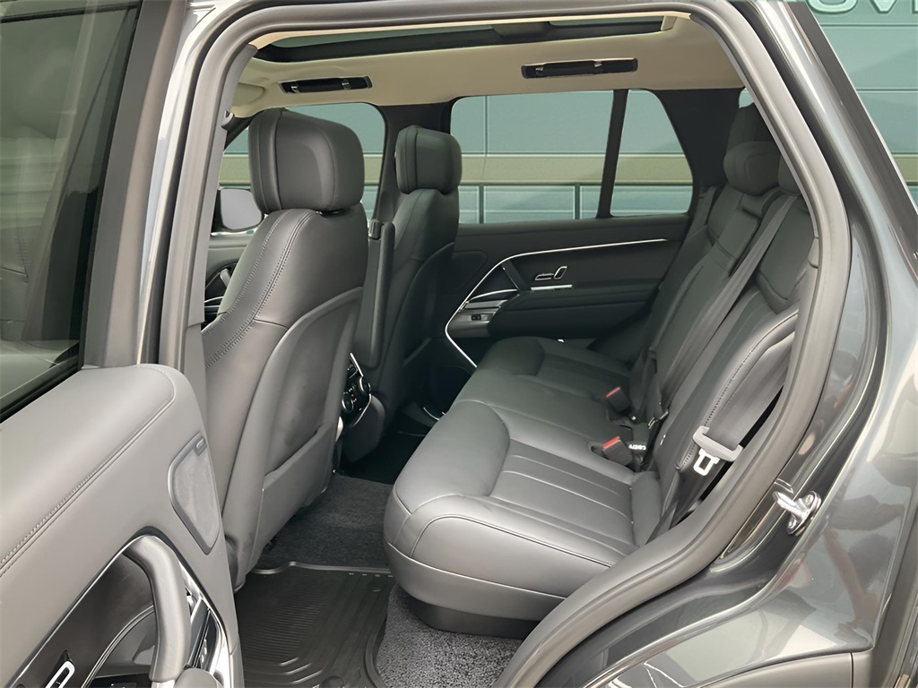 2025 Land Rover Range Rover SE photo 11