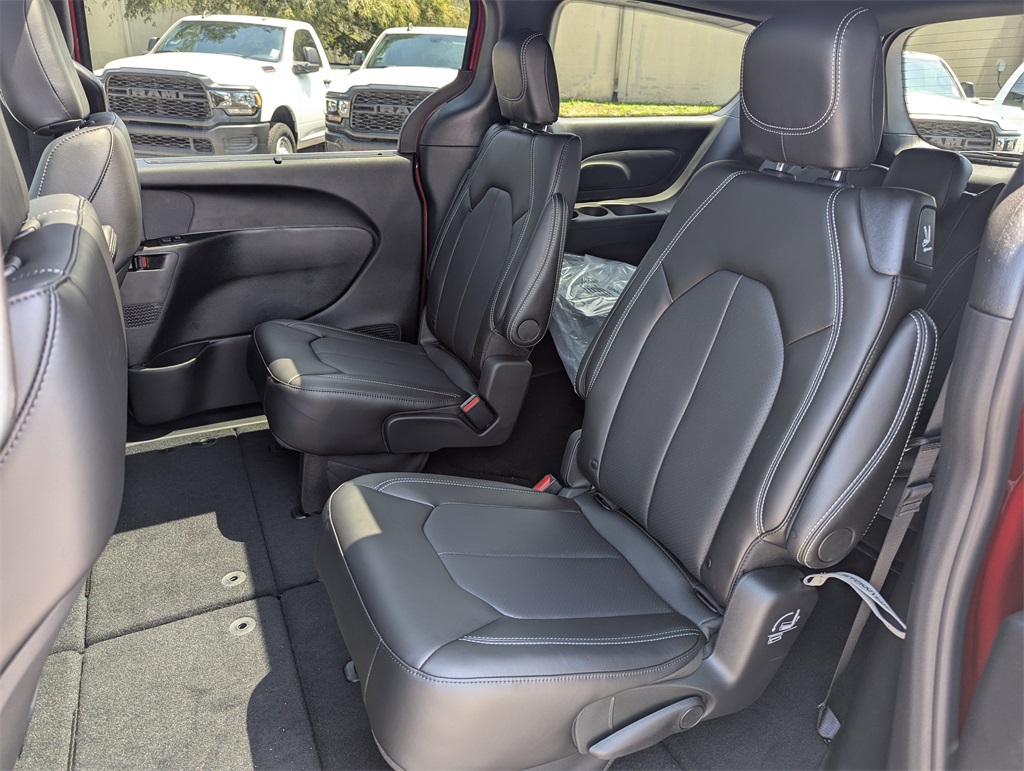 2026 Chrysler Pacifica photo 28