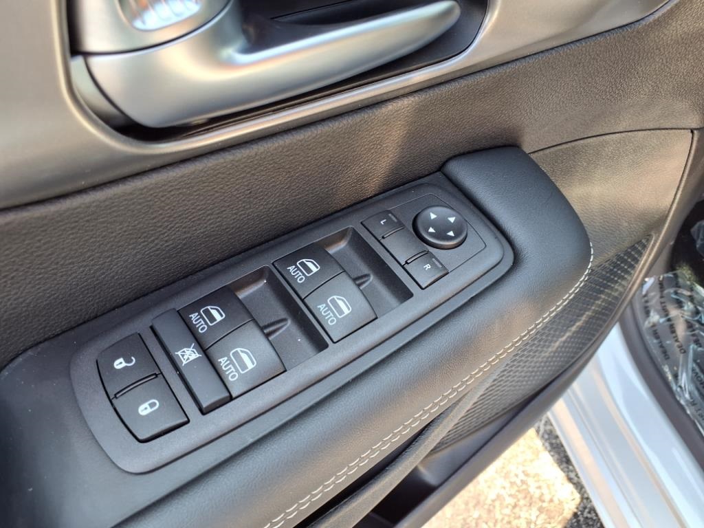 2026 Chrysler Pacifica photo 8