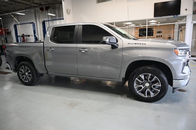 2024 Chevrolet Silverado 1500 LT photo 3