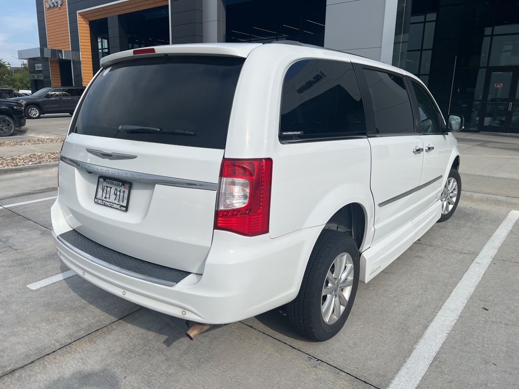 2016 Chrysler Town & Country Limited photo 2