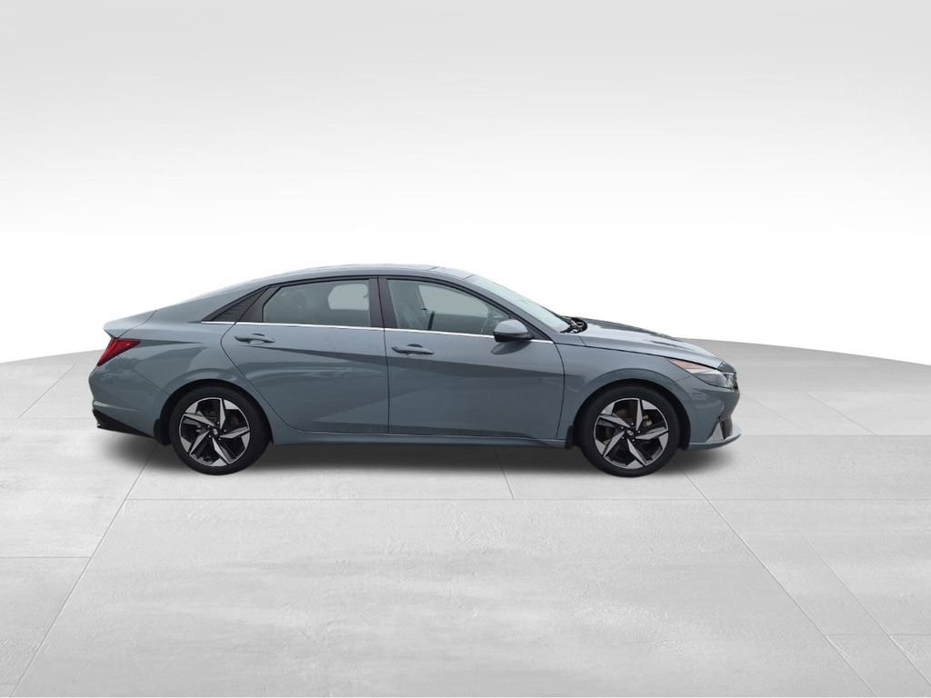 2022 Hyundai Elantra SEL photo 2