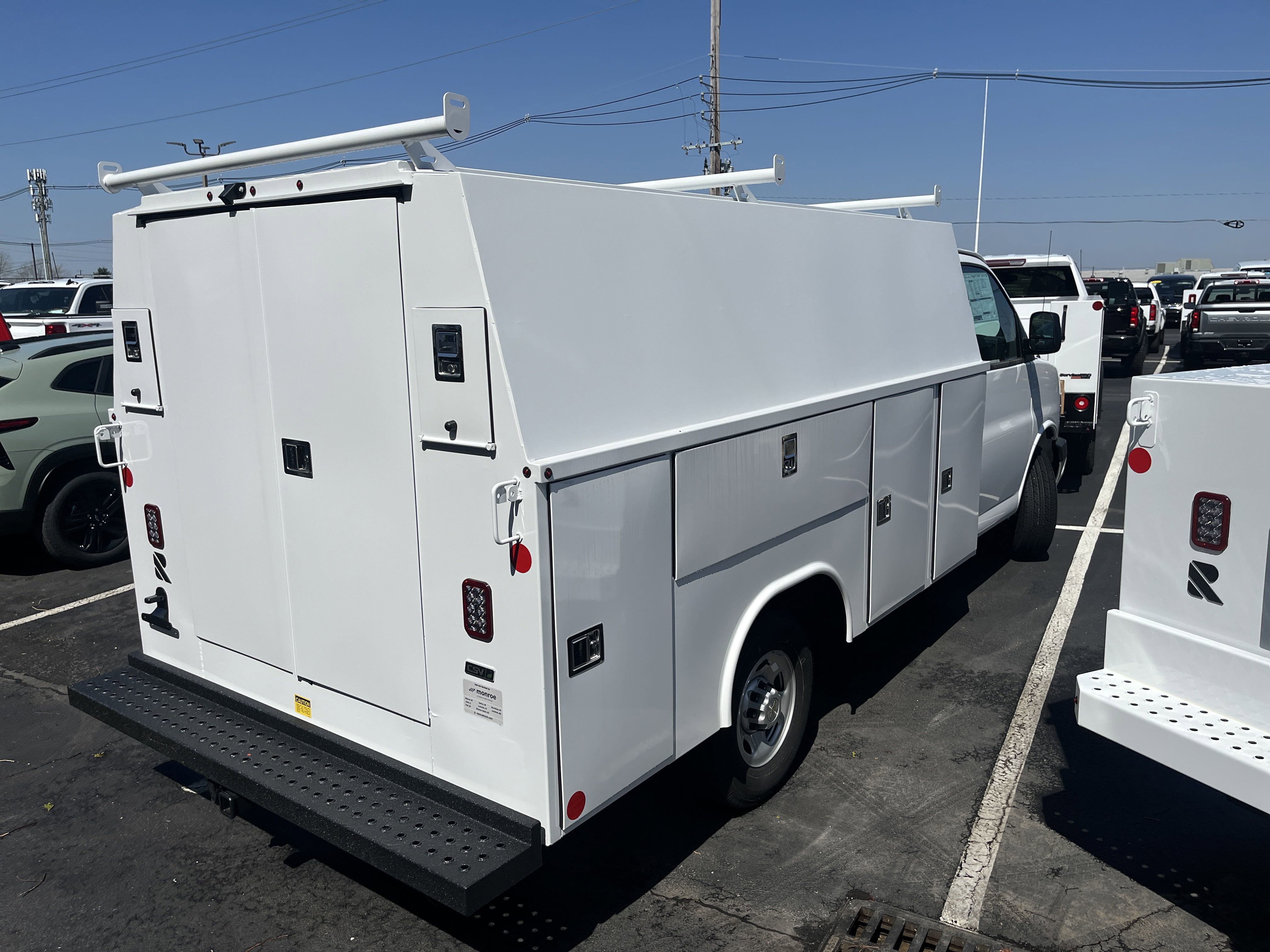 2024 Chevrolet Express Cutaway 3500 photo 4