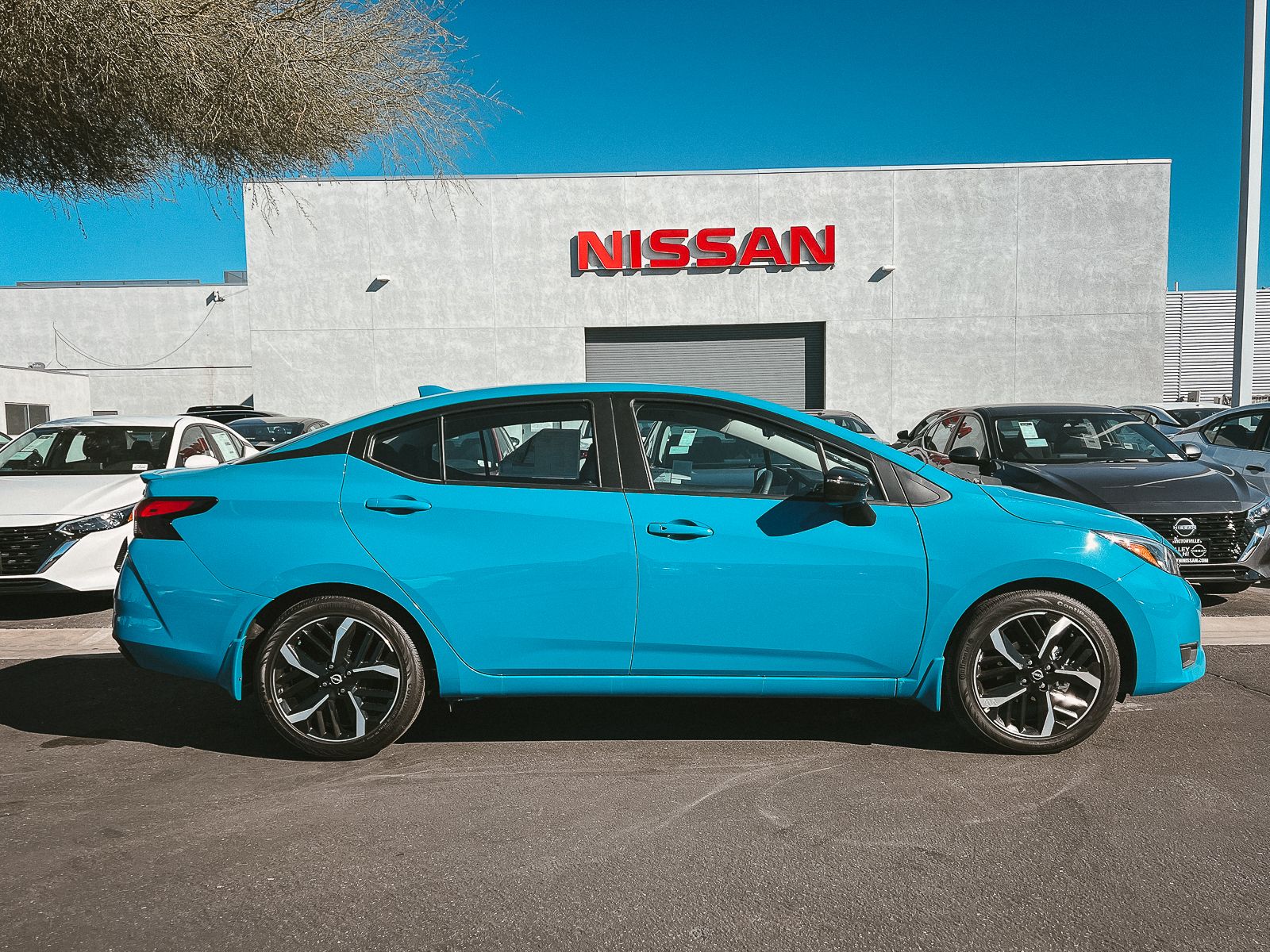 2025 Nissan Versa 1.6 SR photo 2