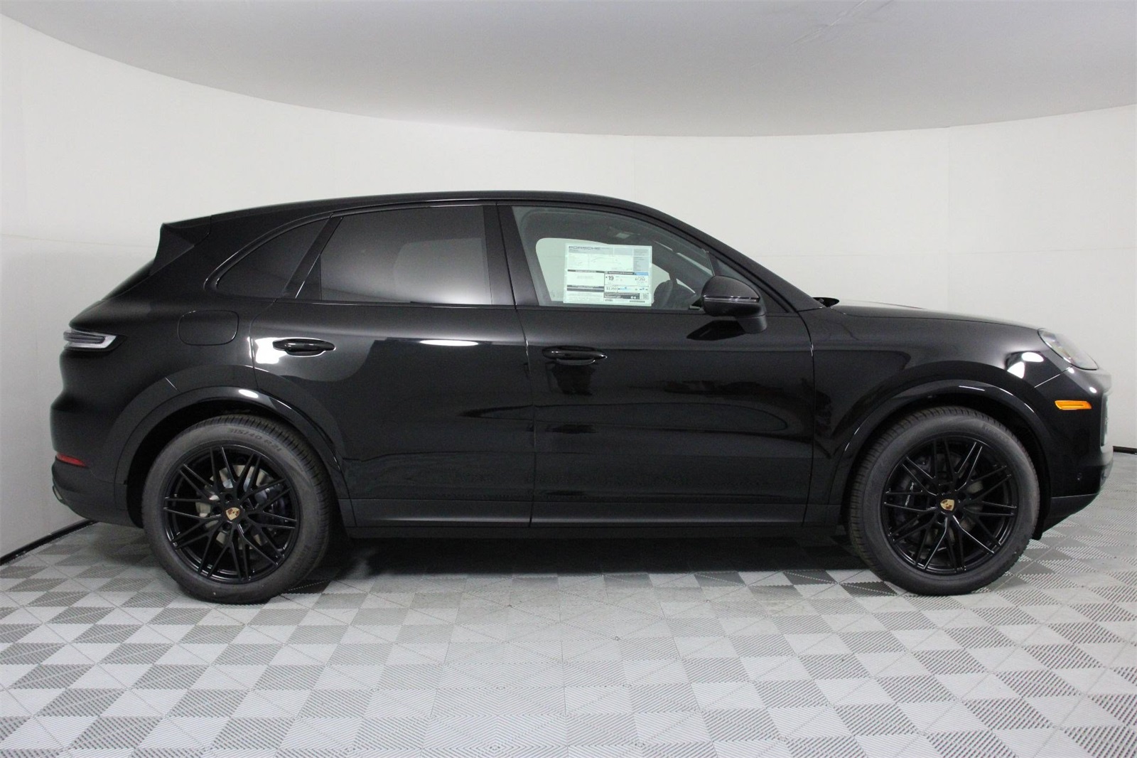 2025 Porsche Cayenne photo 8