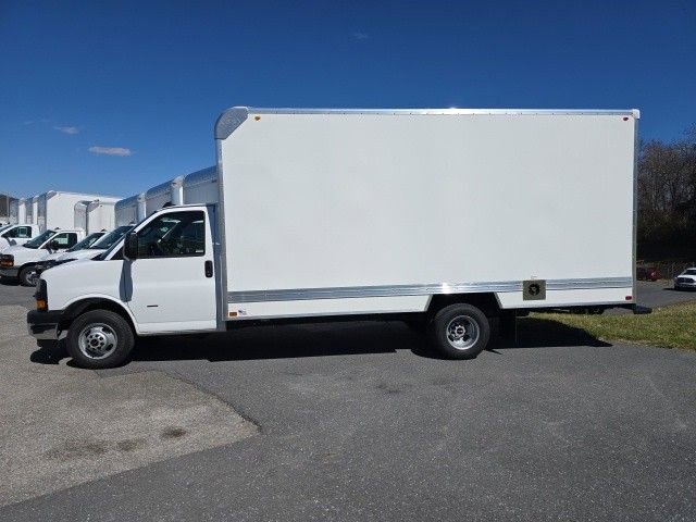 2025 Gmc Savana Cutaway 3500 photo 2