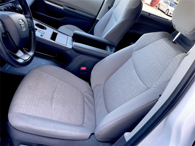 2024 Toyota Sienna LE photo 3