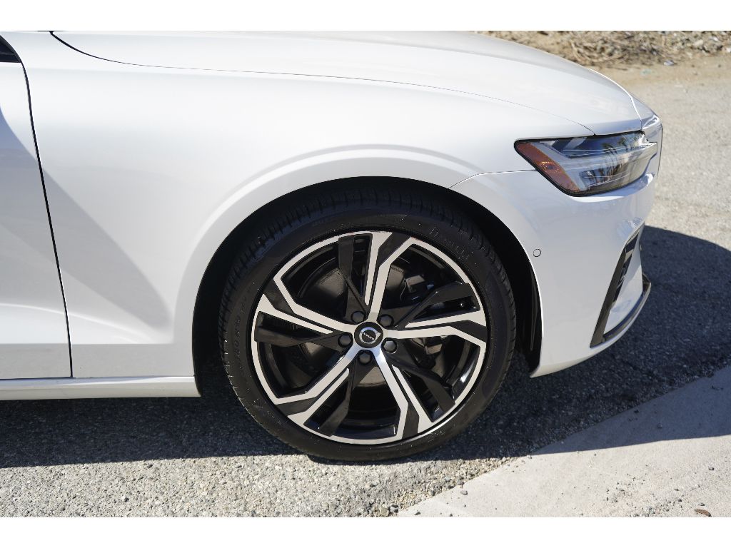 2024 Volvo S60 B5 Plus photo 3