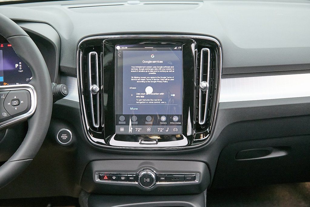 2026 VOLVO XC40 - Image 24