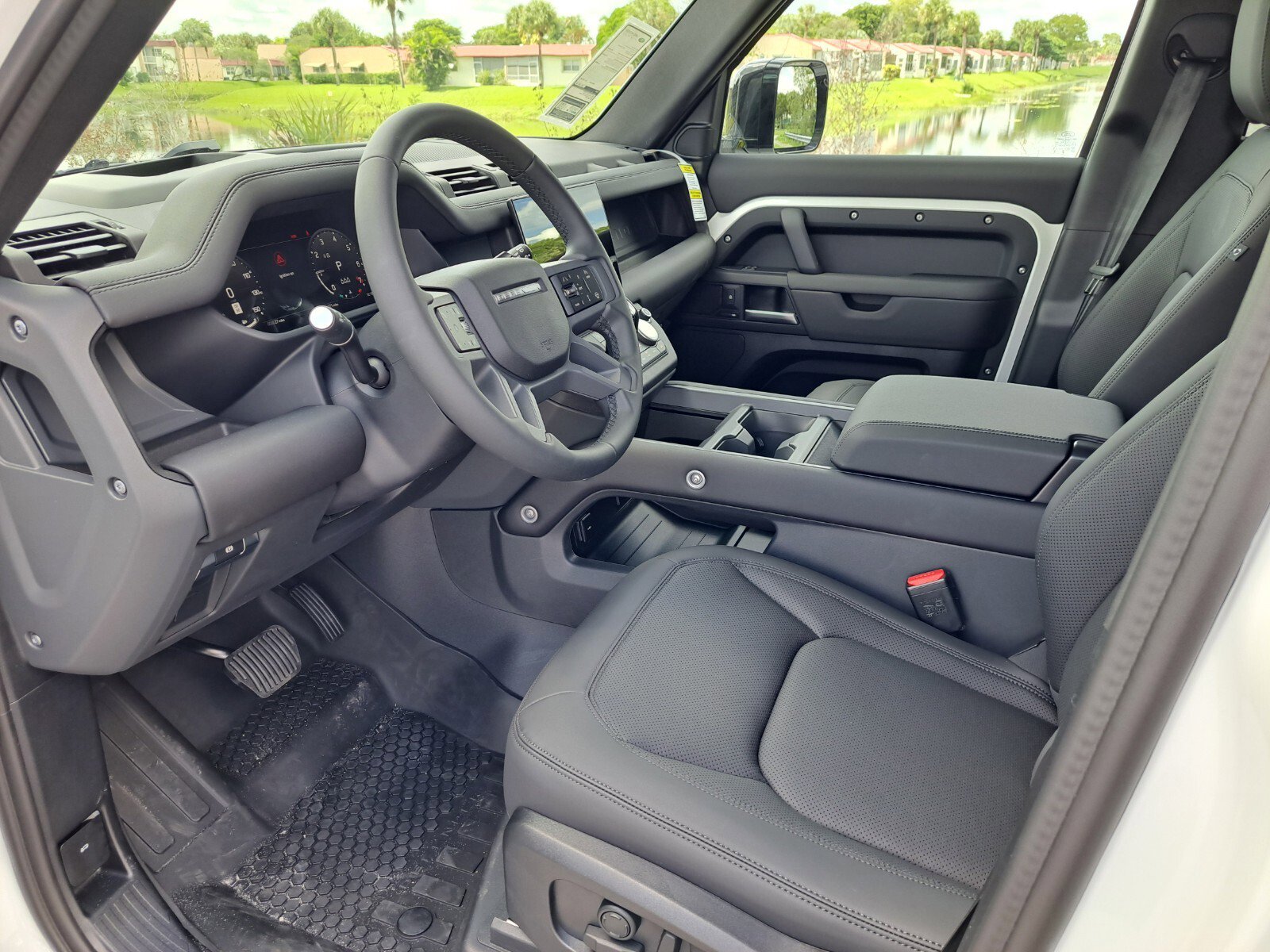 2025 Land Rover Defender 110 S photo 10
