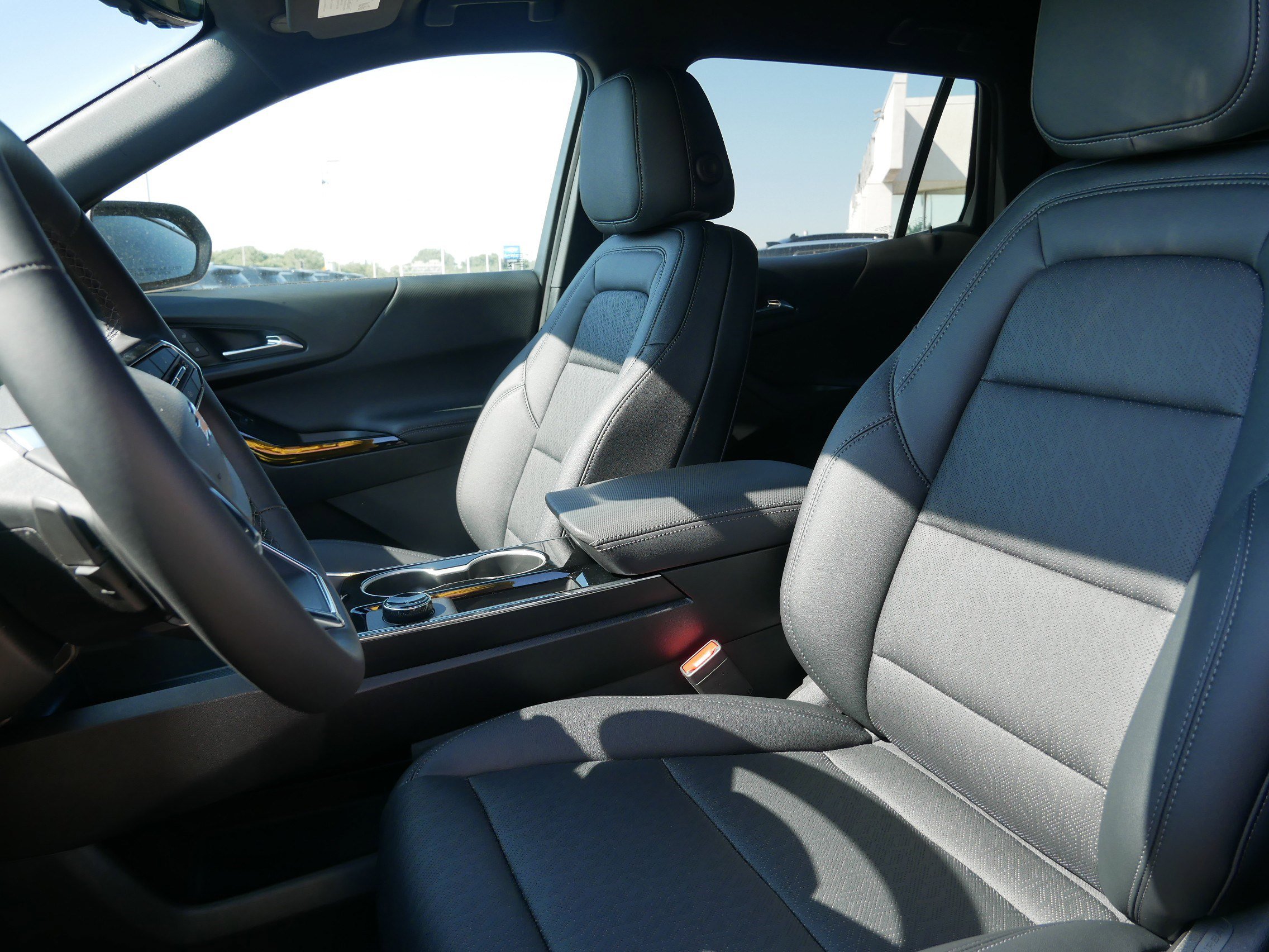 2026 Chevrolet Equinox LT photo 4