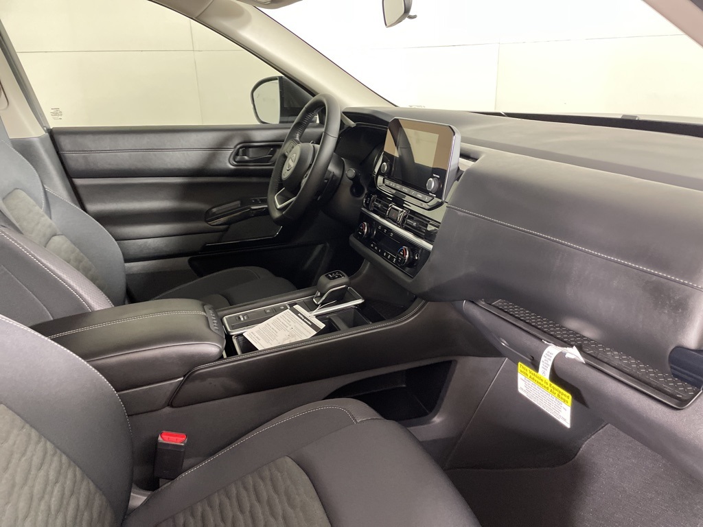 2025 Nissan Pathfinder SV photo 14