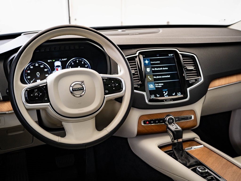 2021 Volvo XC90 T6 Momentum photo 4