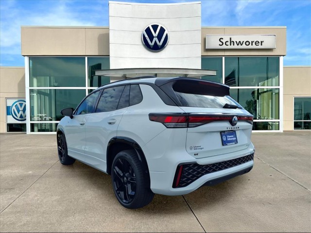 2026 Volkswagen Tiguan SE R-Line Black photo 2