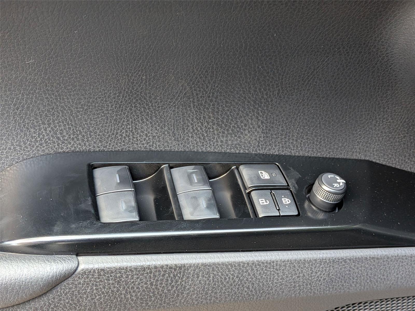 2025 Toyota Camry SE photo 13