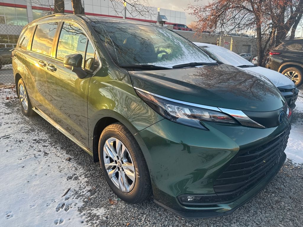 2025 Toyota Sienna XLE's photo