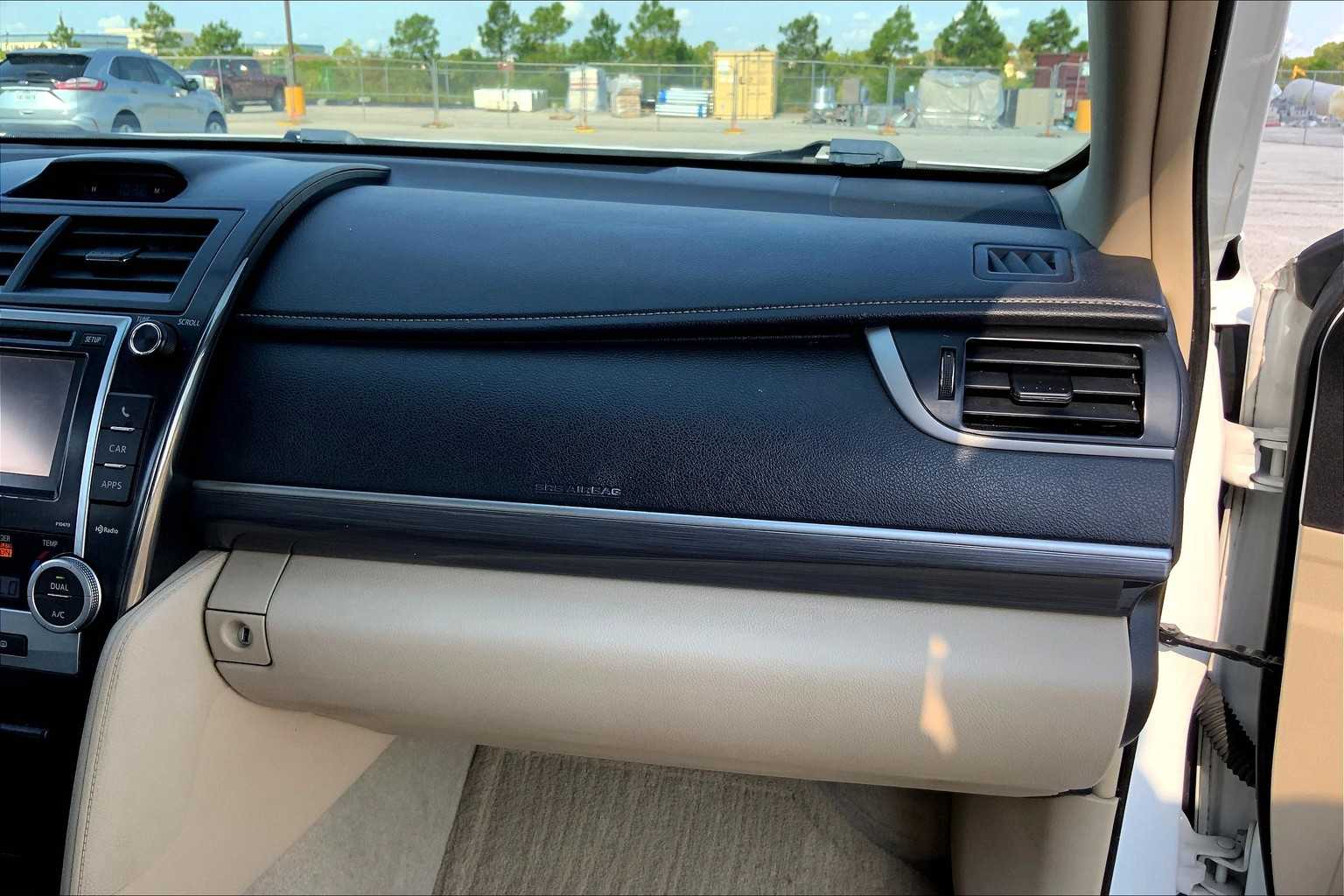 2014 Toyota Camry Hybrid XLE photo 16